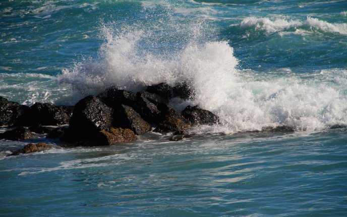 Waves breaking in rocks HD wallpaper