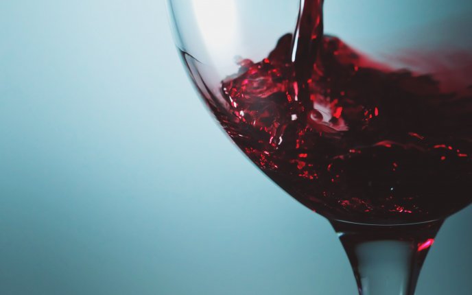 Pour the red wine in the glass HD wallpaper