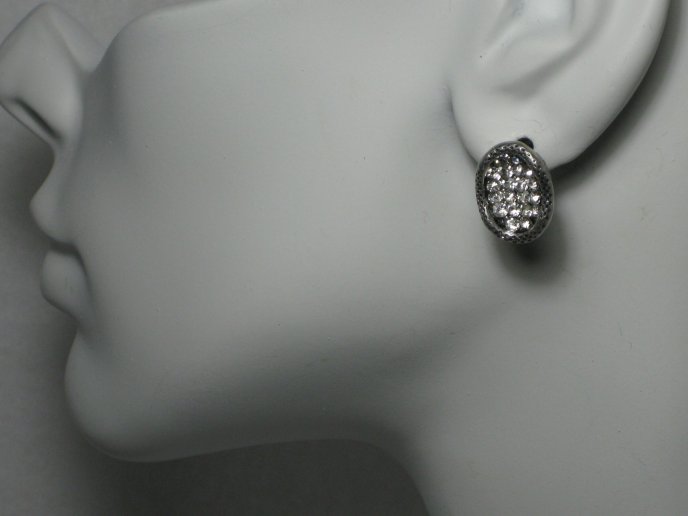 Full diamond earring on a model - gray HD wallpaper