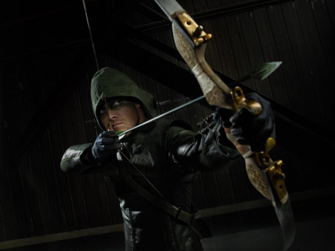 Arrow - Oliver Queen with his arc HD wallpaper