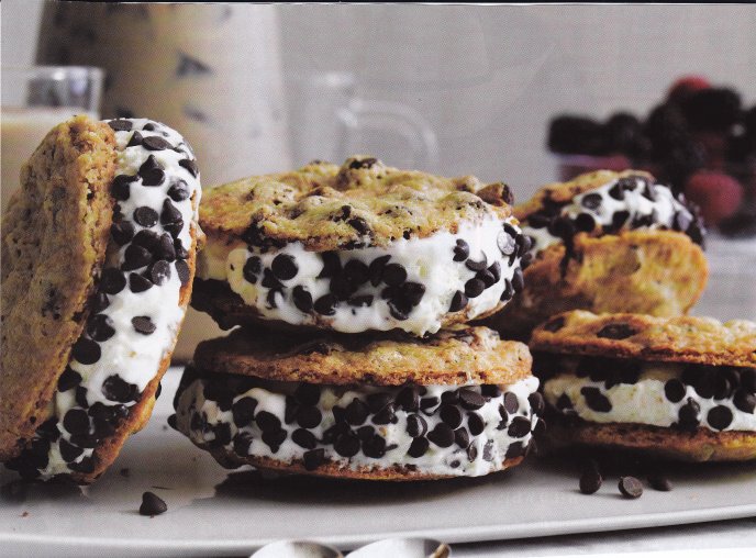 Cookies full with cream and pieces of chocolate