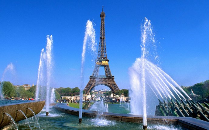 Beautiful fountains near the Eiffel Tower