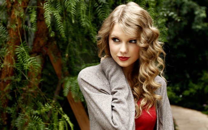 Taylor Swift in the woods - beautiful blonde singer