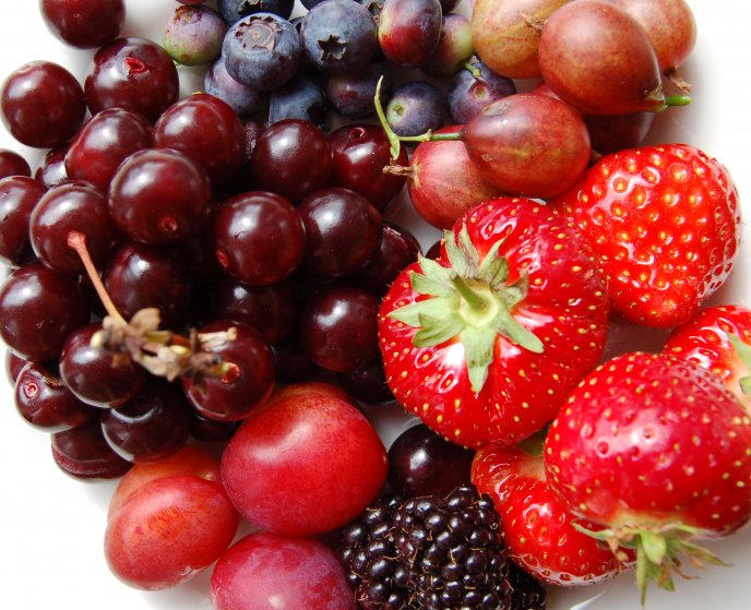 Fresh red fruits from the garden - macro HD wallpaper