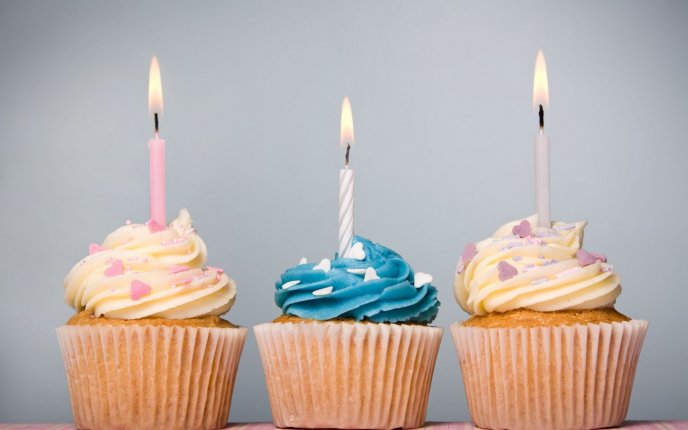 Three delicious cupcakes - Happy Birthday