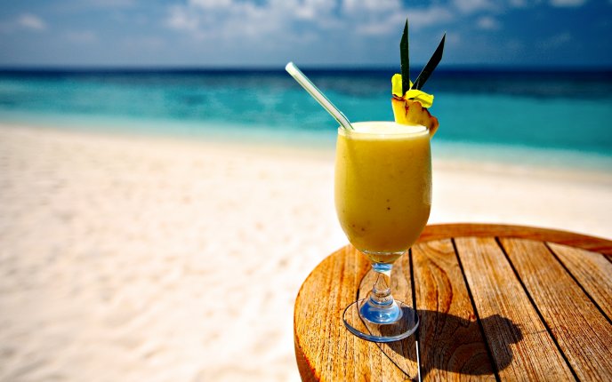 Delicious vanilla cocktail at the seaside - HD wallpaper