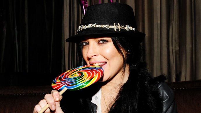 Lindsay Lohan eat a big colorful lollipop