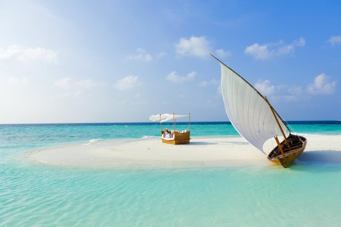 Private beach on a small island in Maldive - HD wallpaper
