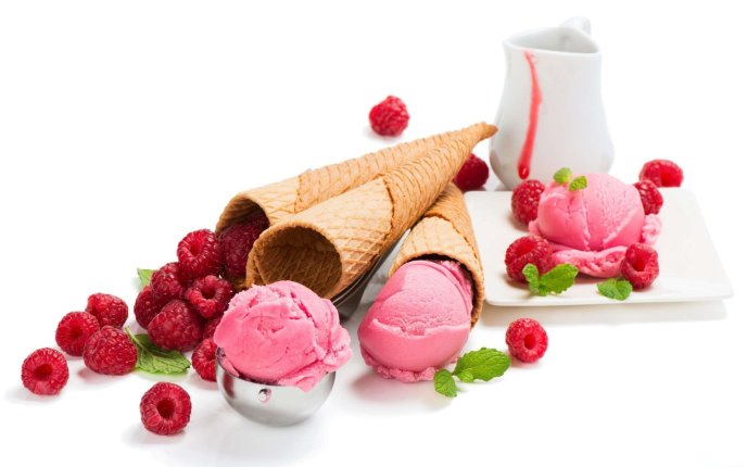 Ice cream balls raspberry on a plate - HD wallpaper