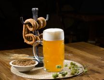 Fresh pint of beer on a plate HD wallpaper