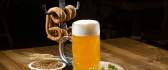 Fresh pint of beer on a plate HD wallpaper