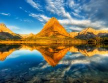 Wonderful nature wallpaper - mountain in the mirror