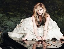 Avril Lavigne in white dress on the piano