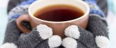 Winter gloves hold a cup of hot tea - HD wallpaper