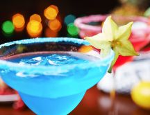 Blue azur summer cocktail - Night out with friends