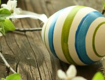 White blue and green Easter egg - Blossom flowers on a table