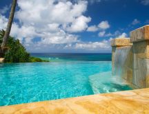 Infinity pool on a tropical beach - Perfect summer holiday