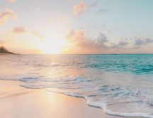 Beautiful sunrise on the ocean water  - HD wallpaper