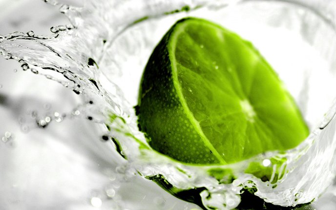 A lime thrown into the water - macro wallpaper