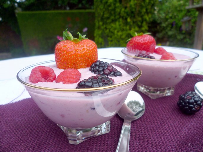 Delicious fresh fruit yogurt - summer delight