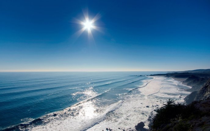 Sun shining in the ocean water - HD wallpaper