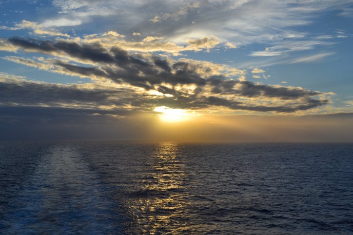Beautiful sunset in the ocean water - HD wallpaper