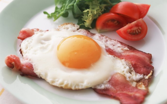 A hearty breakfast - eggs, bacon and fresh tomatoes