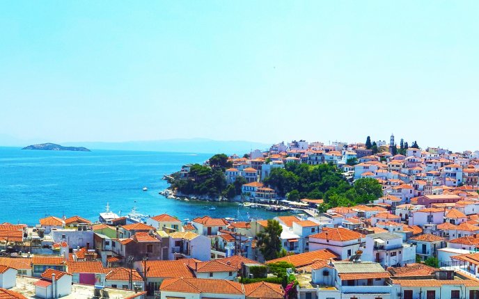 Beautiful view of a Mediterranean city - HD wallpaper
