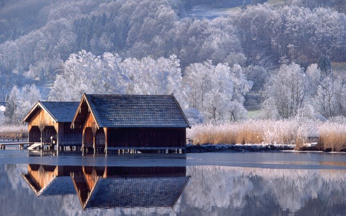 Winter cottage - mirror in the cold water - HD wallpaper