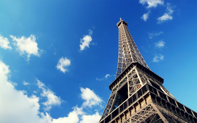 View of the Eiffel Tower on a picture-perfect day