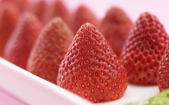 Big strawberries - delicious red fruit - Macro HD wallpaper