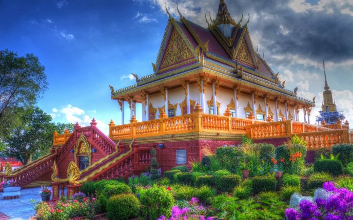 Colorful Asian Buddist temple - Wonderful garden in front