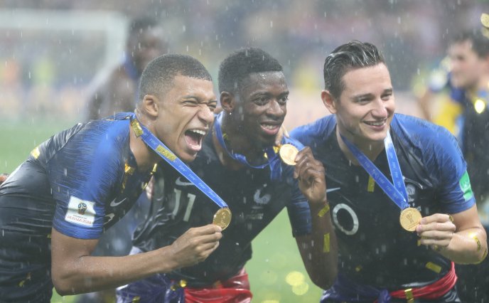 Happy photo with golden medals - France football team