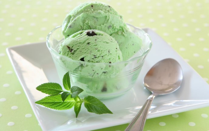 Refresh mint ice cream for a hot summer day