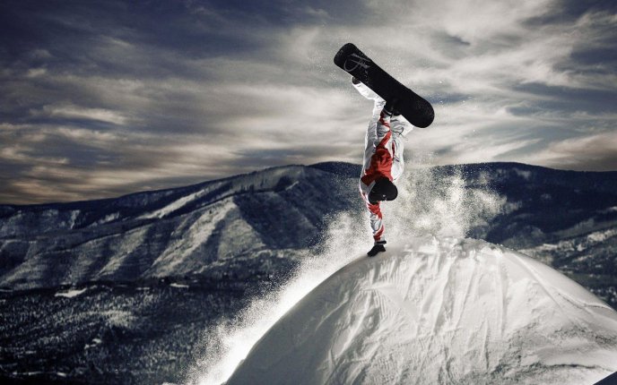 Stay in one hand on the top of the mountain with snowboard