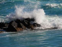 Waves breaking in rocks HD wallpaper