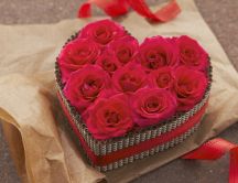 Beautiful cake - a heart full of roses HD wallpaper