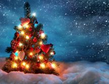Snowing heavily over the Christmas tree - HD wallpaper