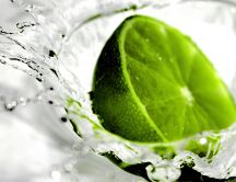 A lime thrown into the water - macro wallpaper