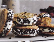 Cookies full with cream and pieces of chocolate