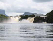 Beautiful waterfall in Venezuela - HD wallpaper