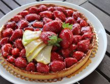 Tart filled with whole strawberries - delicious dessert