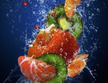 Cocktail fruits in the fresh water - HD macro wallpaper