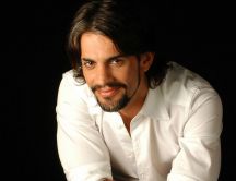 Actor Pablo Echarri in a white shirt