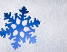 Shape of snowflake on the window - HD wallpaper