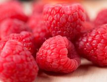 Delicious raspberries - macro wallpaper with fruits