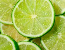 Fresh lemon juice with slices of lime