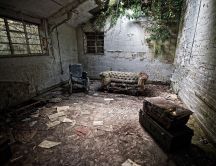 Old furniture in a destroyed house - HD wallpaper